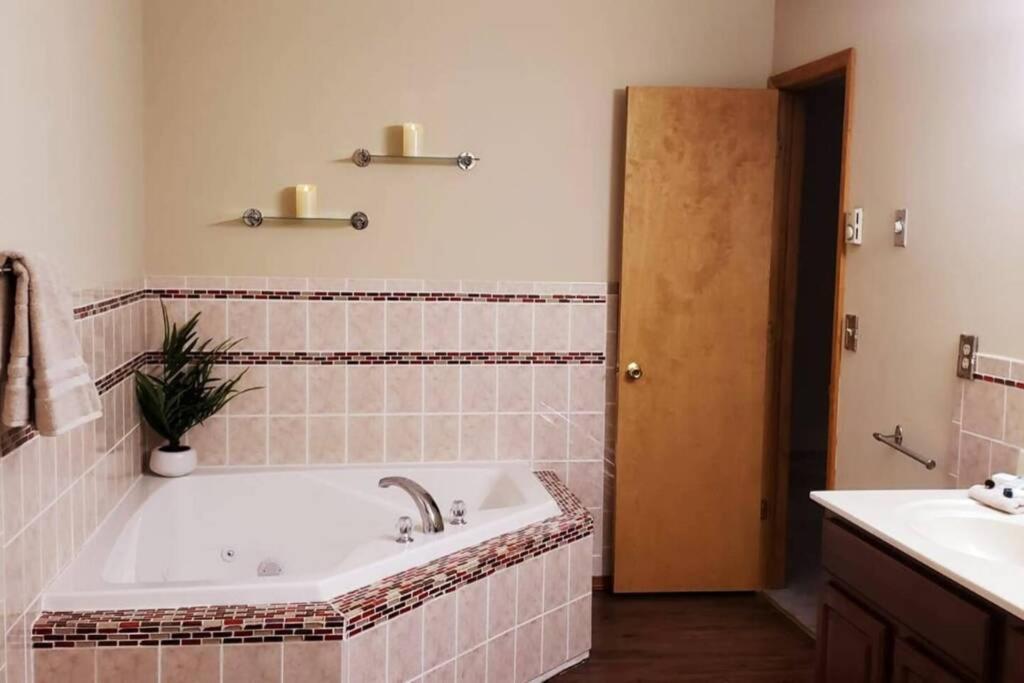 *Amenity-Filled Waterfront Oasis @Saw Creek Estates Near Waterfalls And Hiking* 东斯特劳兹堡 外观 照片